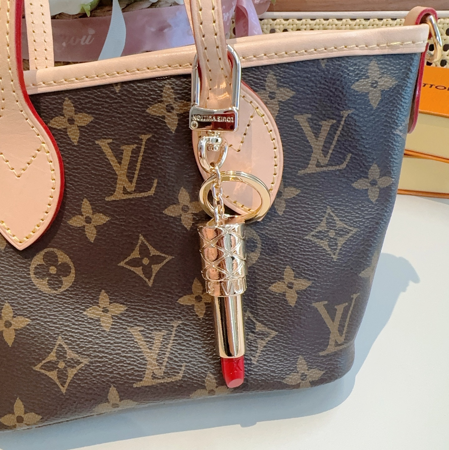   路易威登LV LIPSTICK 口红💄包饰 Lv钥匙扣包挂件配饰
 LV LiPstick 包饰凝聚