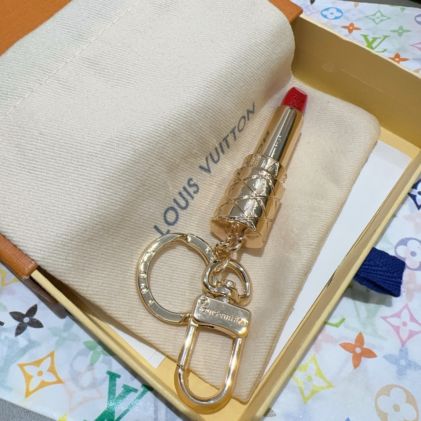   路易威登LV LIPSTICK 口红💄包饰 Lv钥匙扣包挂件配饰
 LV LiPstick 包饰凝聚