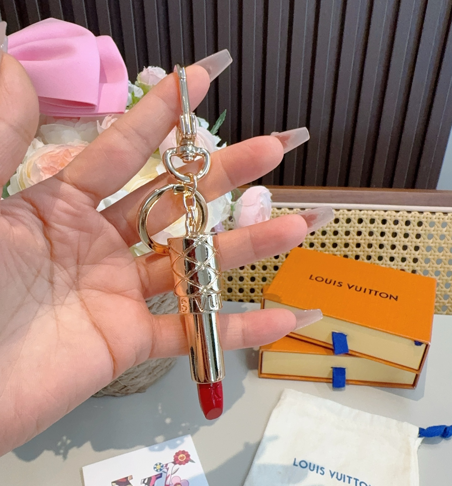   路易威登LV LIPSTICK 口红💄包饰 Lv钥匙扣包挂件配饰
 LV LiPstick 包饰凝聚