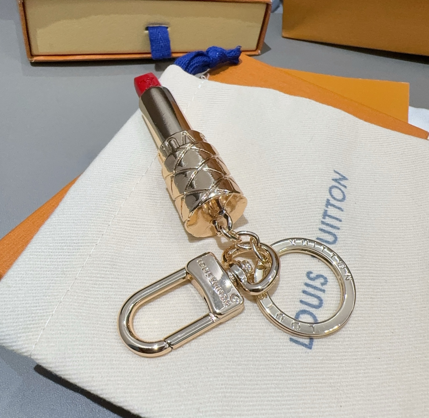   路易威登LV LIPSTICK 口红💄包饰 Lv钥匙扣包挂件配饰
 LV LiPstick 包饰凝聚