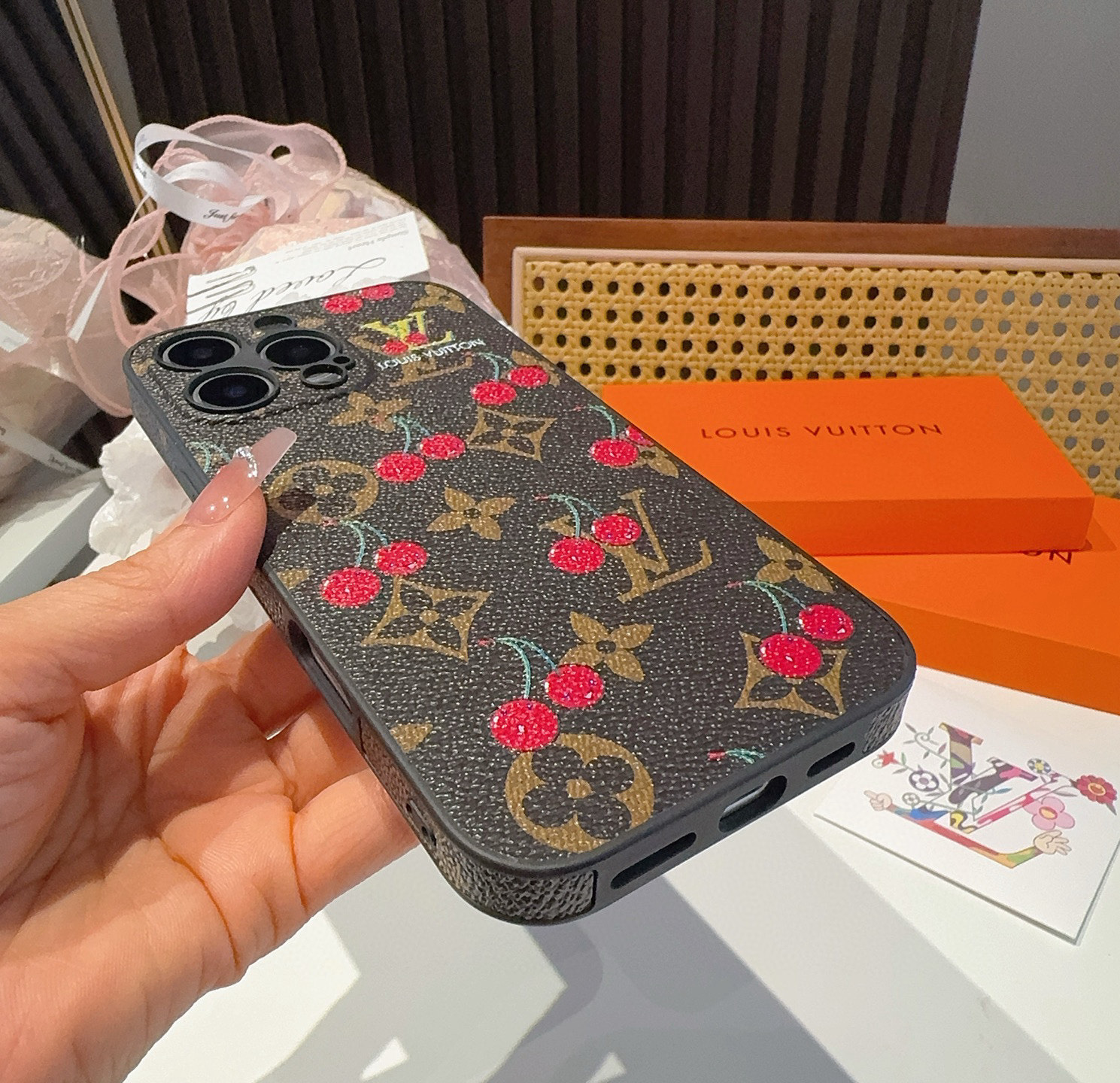 🔥Lv精孔全包手机壳 村上🍒樱桃图案Lv全包围边皮质手机壳
型号：为了不出现报错型号，请打开本机查看手