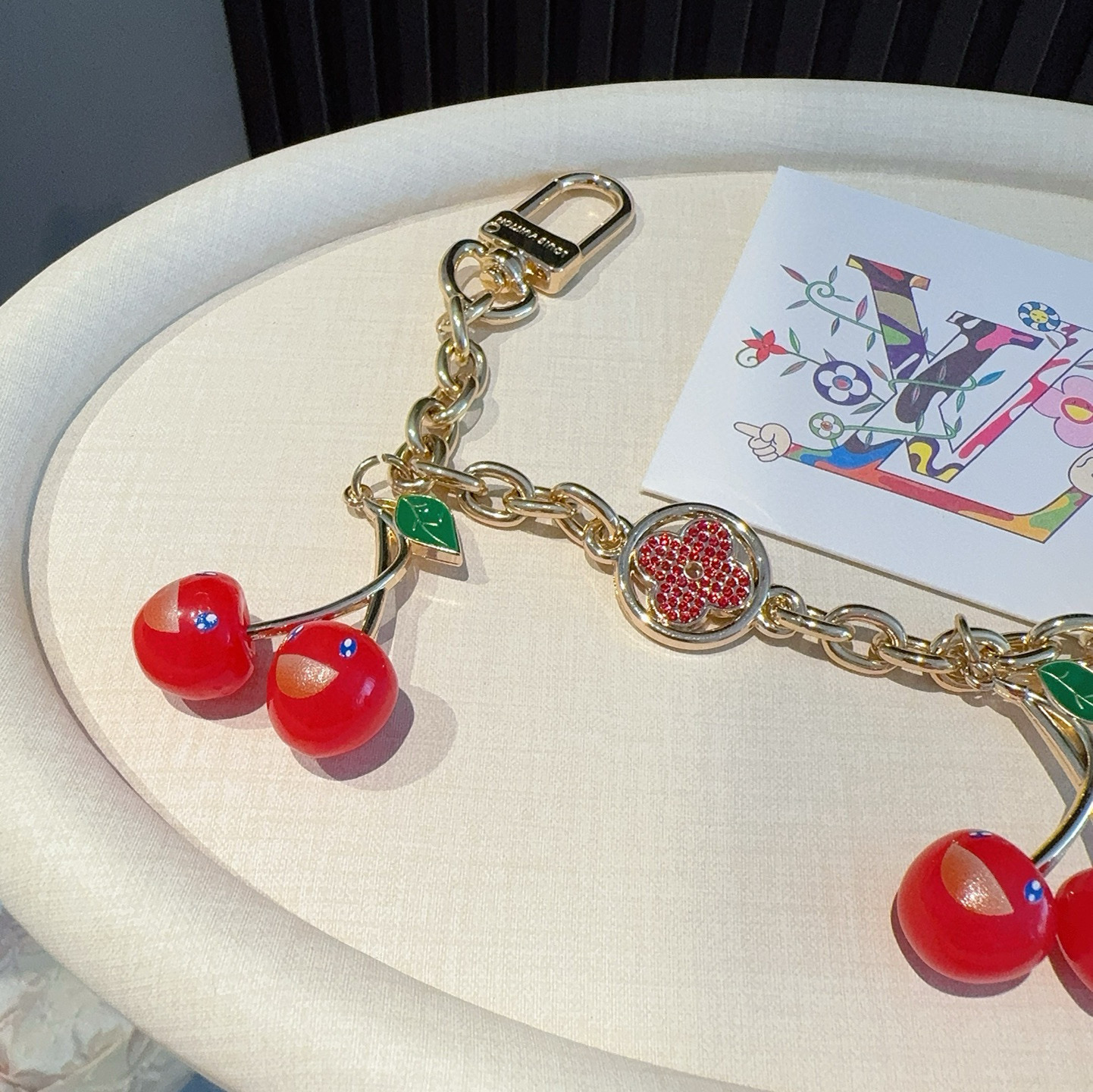  LV X TM 樱桃🍒包挂包链
原单货 Lv钥匙扣包饰包包挂件
Louis Vuitton 路易威登 