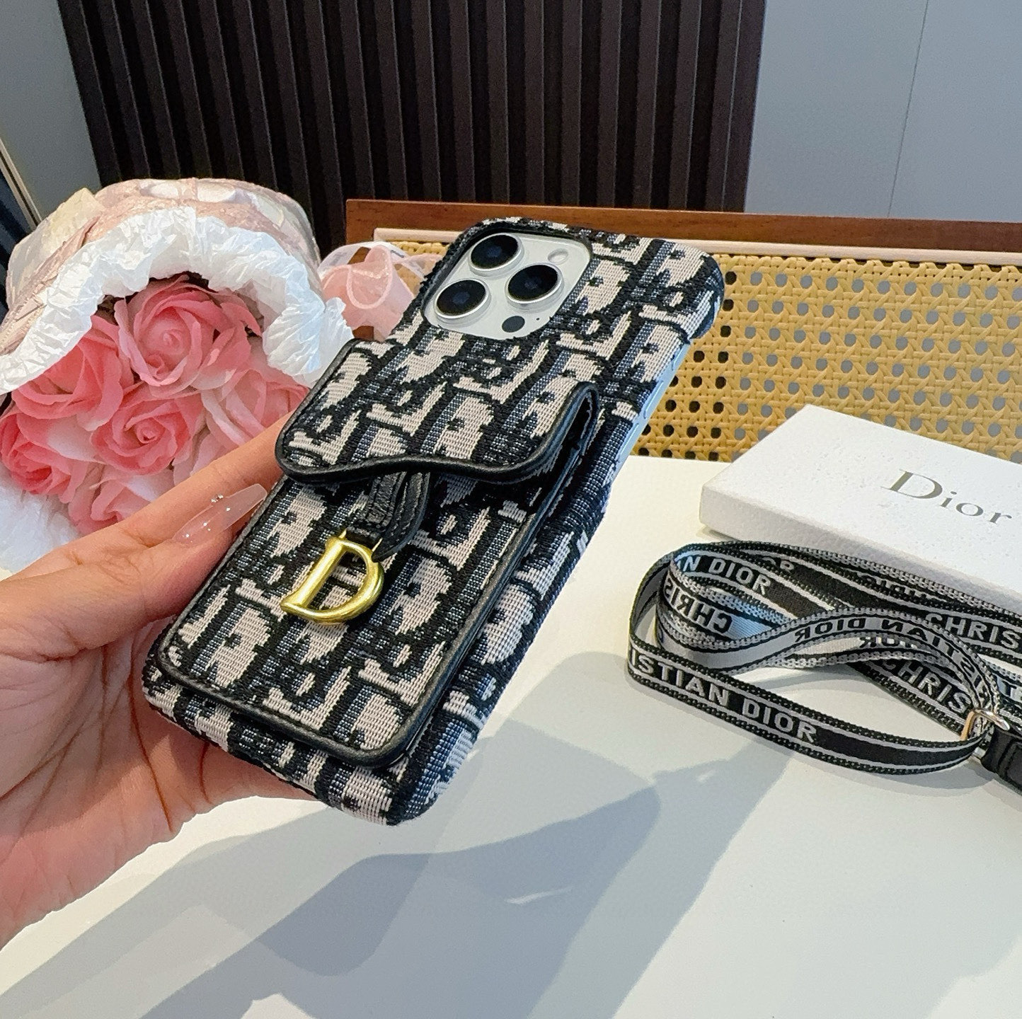  🎉Dior迪奥马鞍包插卡包手机壳，可装卡片、证件，可当支架，搭配同款织带肩带，斜挎手机壳小姐姐必备款！
