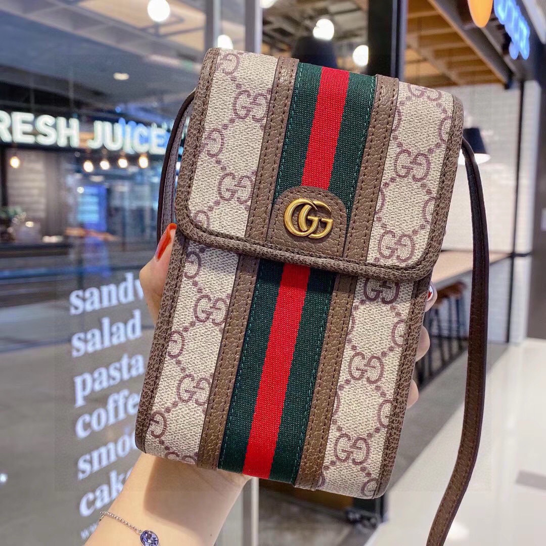  🔥Gucci 手机包包
OPhidia系列 一个男女可用的手机包
生活出门不需要带现金的时代，这个包完