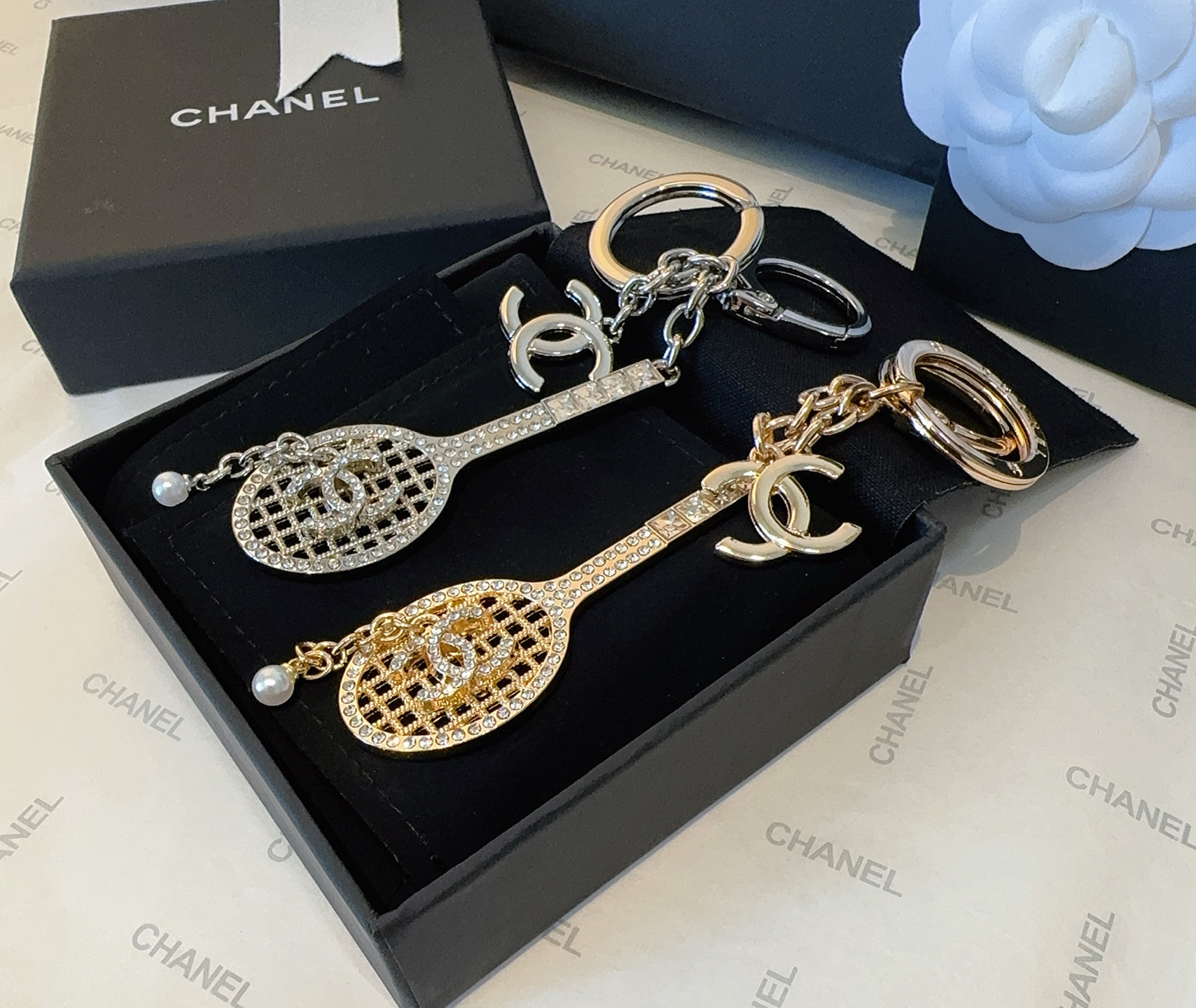  🔥CHANEL香奈儿网球拍钥匙扣挂件 ~包包挂饰车钥匙挂件
经典菱格纹搭配双C标志，奢华与趣味并存。随