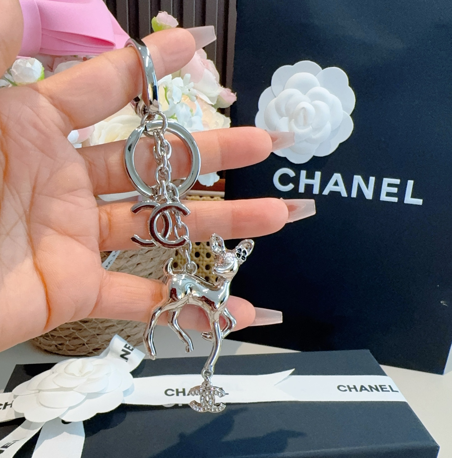  🔥CHANEL香奈儿梅花鹿🦌钥匙扣挂件 ~包包挂饰车钥匙挂件
经典双C标志，奢华与趣味并存。随身挂包/