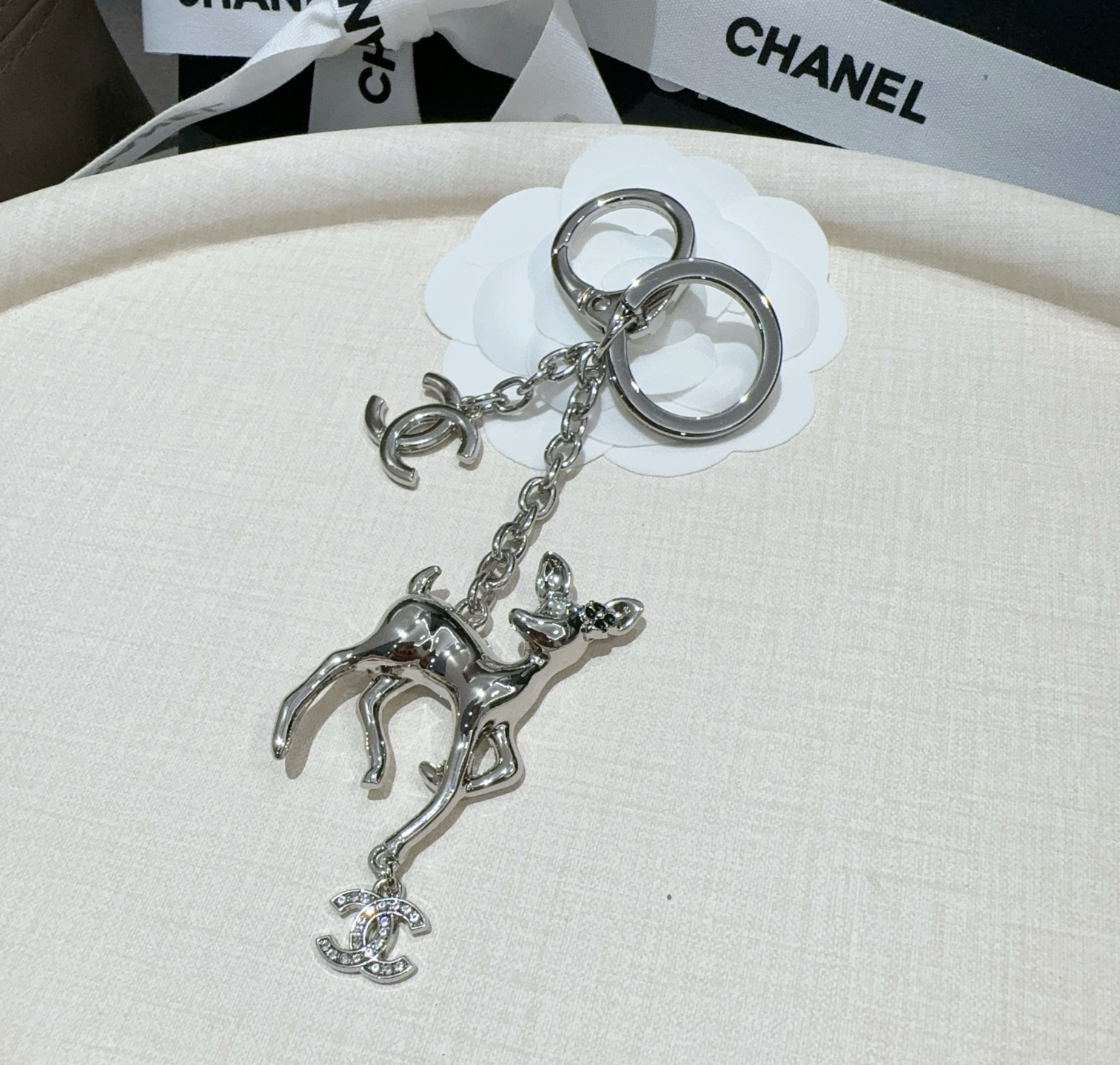  🔥CHANEL香奈儿梅花鹿🦌钥匙扣挂件 ~包包挂饰车钥匙挂件
经典双C标志，奢华与趣味并存。随身挂包/
