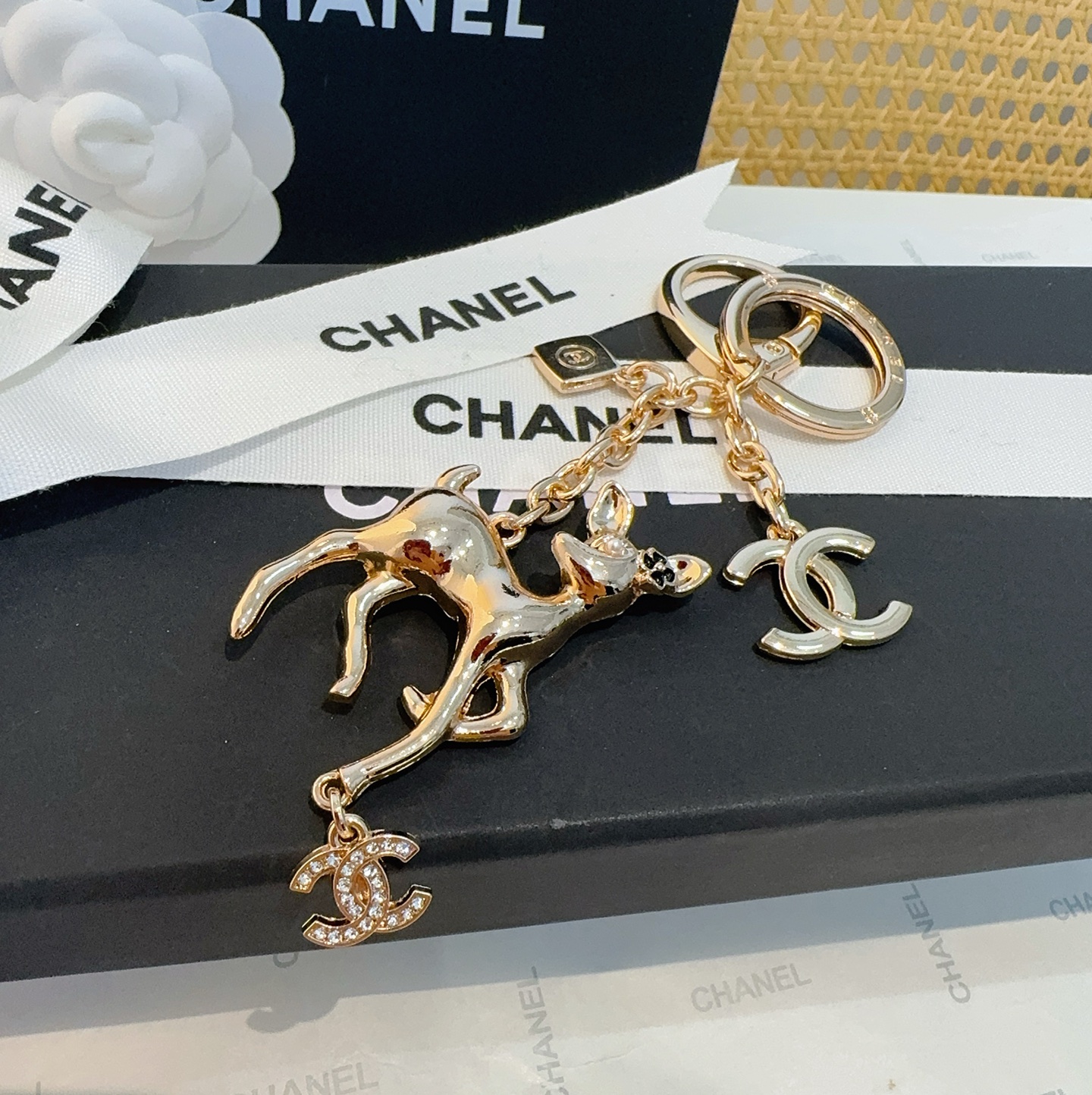  🔥CHANEL香奈儿梅花鹿🦌钥匙扣挂件 ~包包挂饰车钥匙挂件
经典双C标志，奢华与趣味并存。随身挂包/