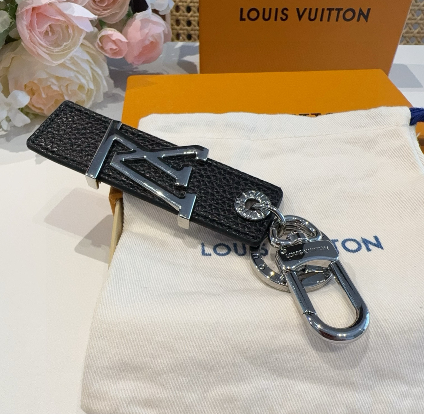 🔥LV钥匙扣  包饰 车钥匙挂件 LV OBLIQUE TAB 包饰与钥匙扣
LV Oblique Ta