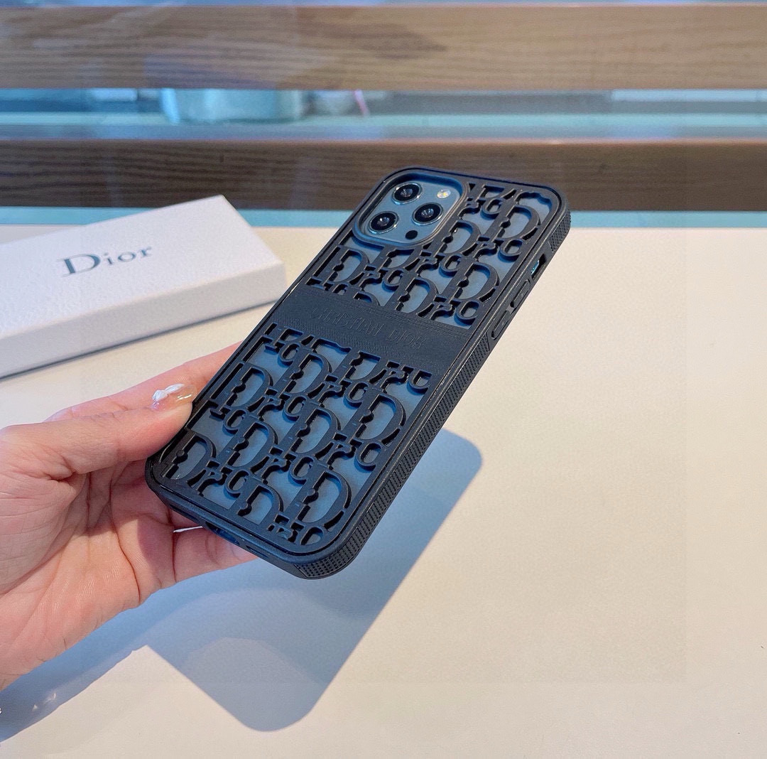 。烟花烟花烟花Dior新品
DIOR•迪奥🔲
新款独家私模 镂空设计.全包手机壳，手感好强
型号：为了不