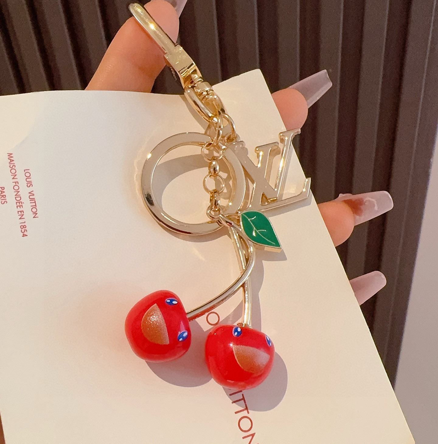  新款M02476 lv樱桃🍒钥匙扣 包包挂件挂饰
LV x TM LV Cerise 包饰出自路易威登