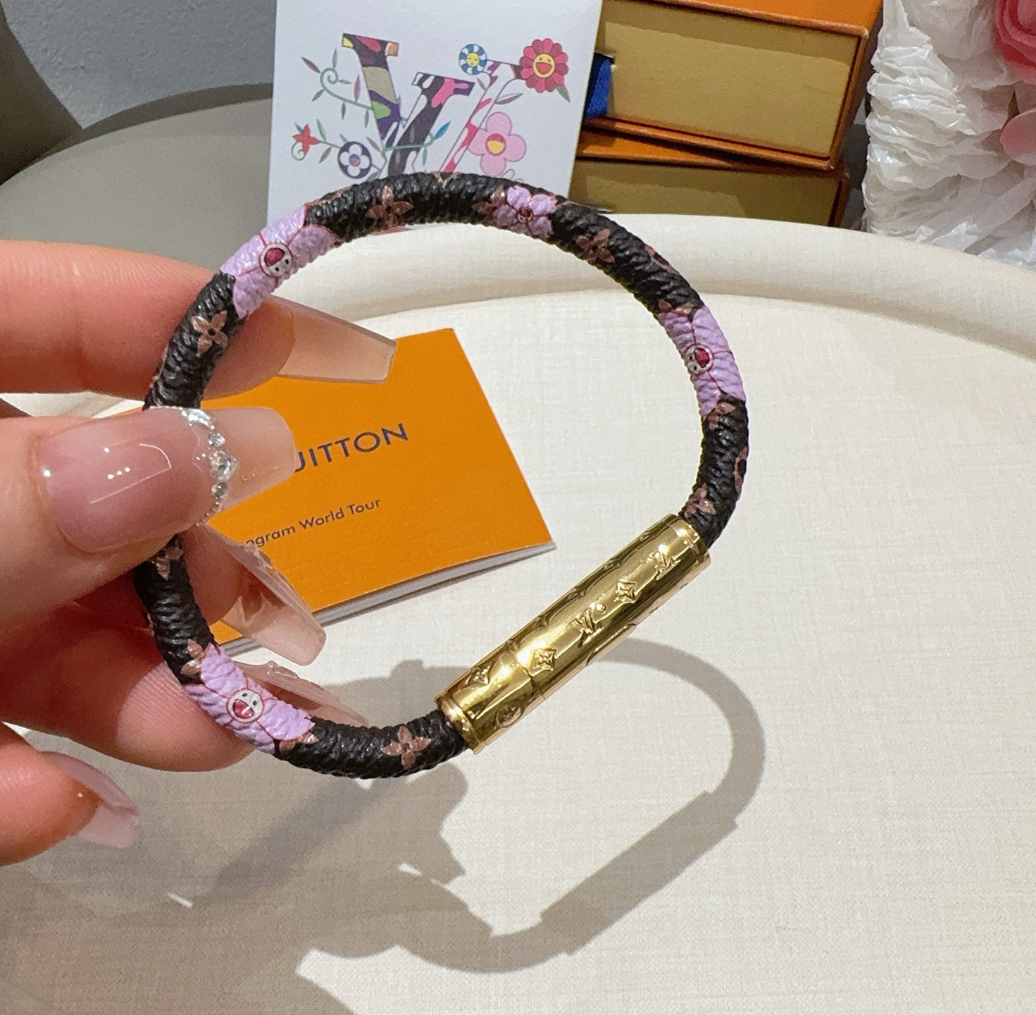  🔥 LV  樱花手镯🌸老花皮绳手链 专柜一致黄铜材质 火爆款出货 设计独特 美女必备👍