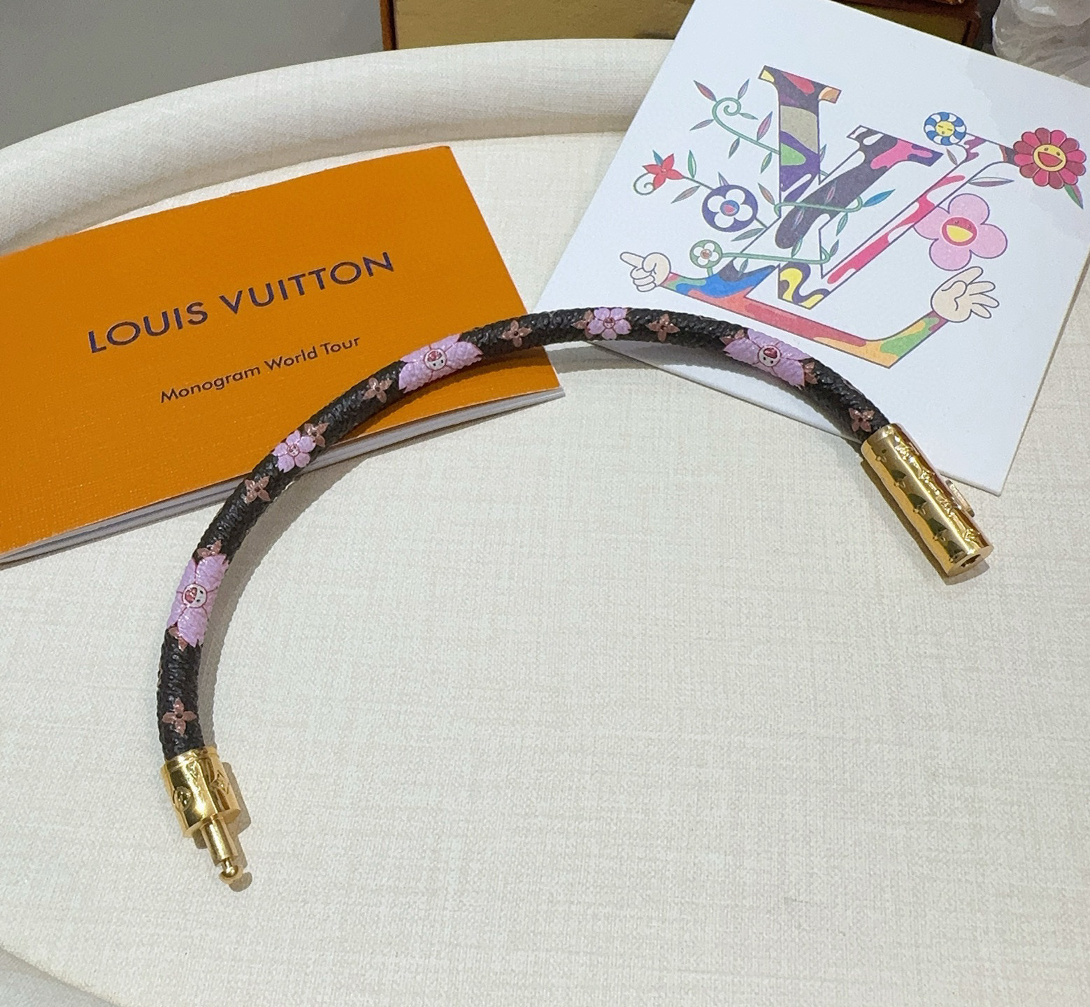  🔥 LV  樱花手镯🌸老花皮绳手链 专柜一致黄铜材质 火爆款出货 设计独特 美女必备👍