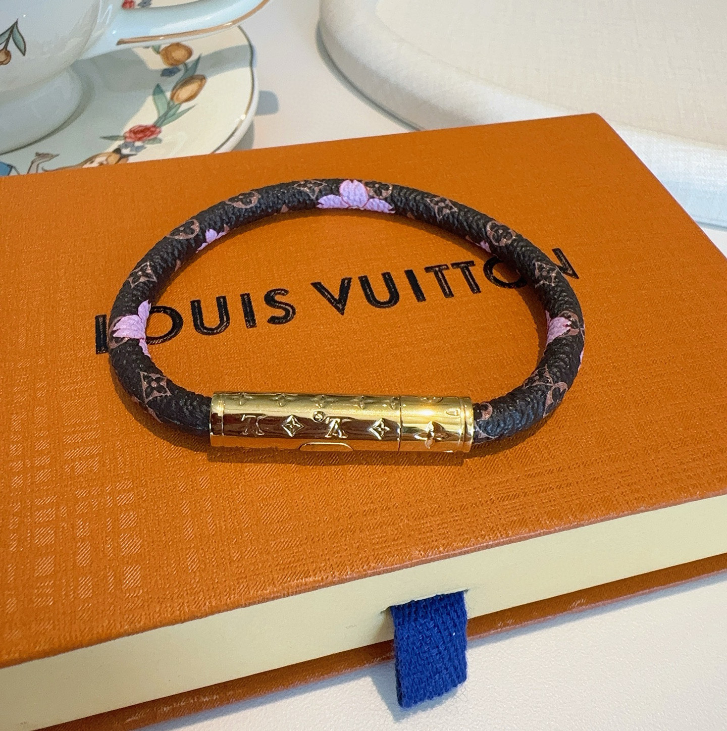  🔥 LV  樱花手镯🌸老花皮绳手链 专柜一致黄铜材质 火爆款出货 设计独特 美女必备👍