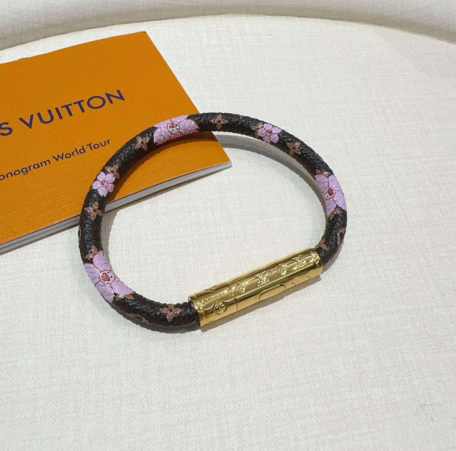  🔥 LV  樱花手镯🌸老花皮绳手链 专柜一致黄铜材质 火爆款出货 设计独特 美女必备👍
