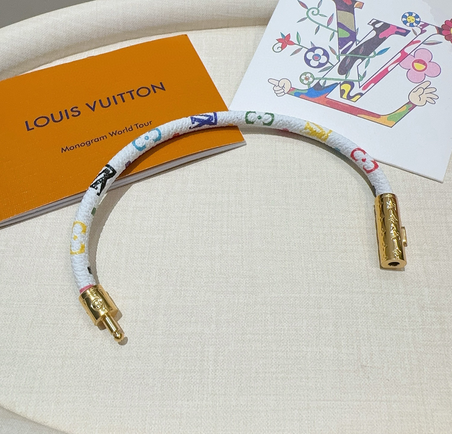  🔥 LV  樱花手镯🌸老花皮绳手链 专柜一致黄铜材质 火爆款出货 设计独特 美女必备👍