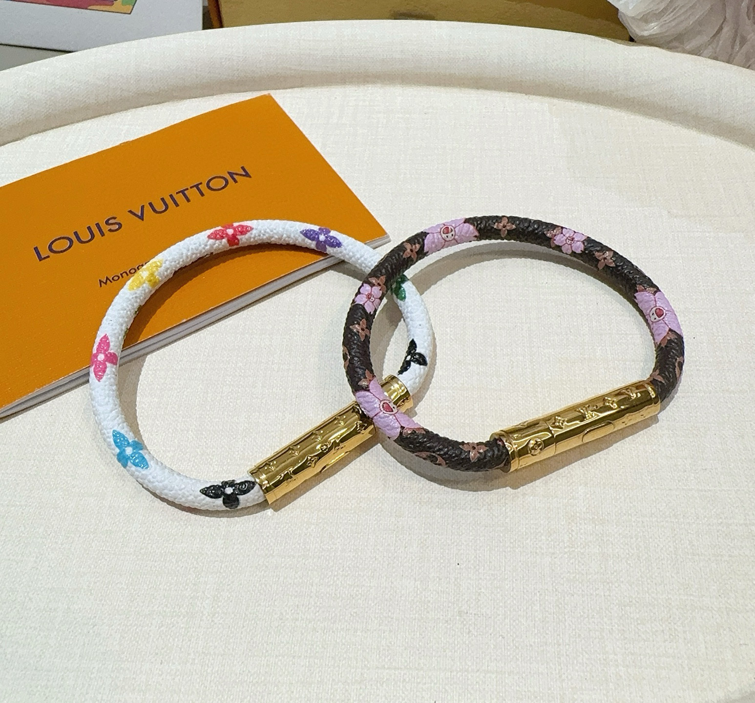  🔥 LV  樱花手镯🌸老花皮绳手链 专柜一致黄铜材质 火爆款出货 设计独特 美女必备👍