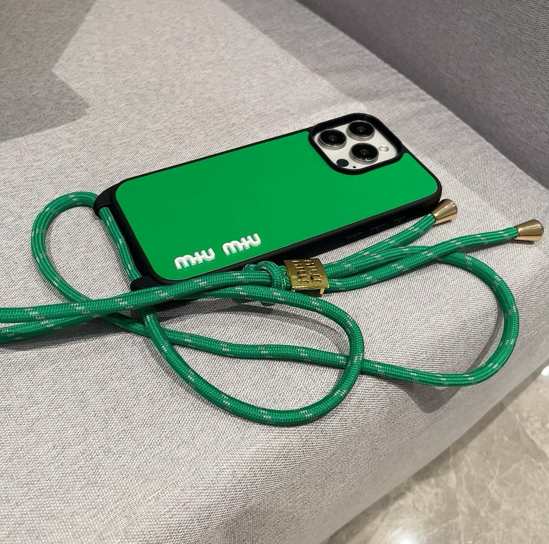  miumiu新款手机壳 官网同步更新 炫彩绳斜挎手机壳 带专柜同款金属扣
型号：为了不出现报错型号，请