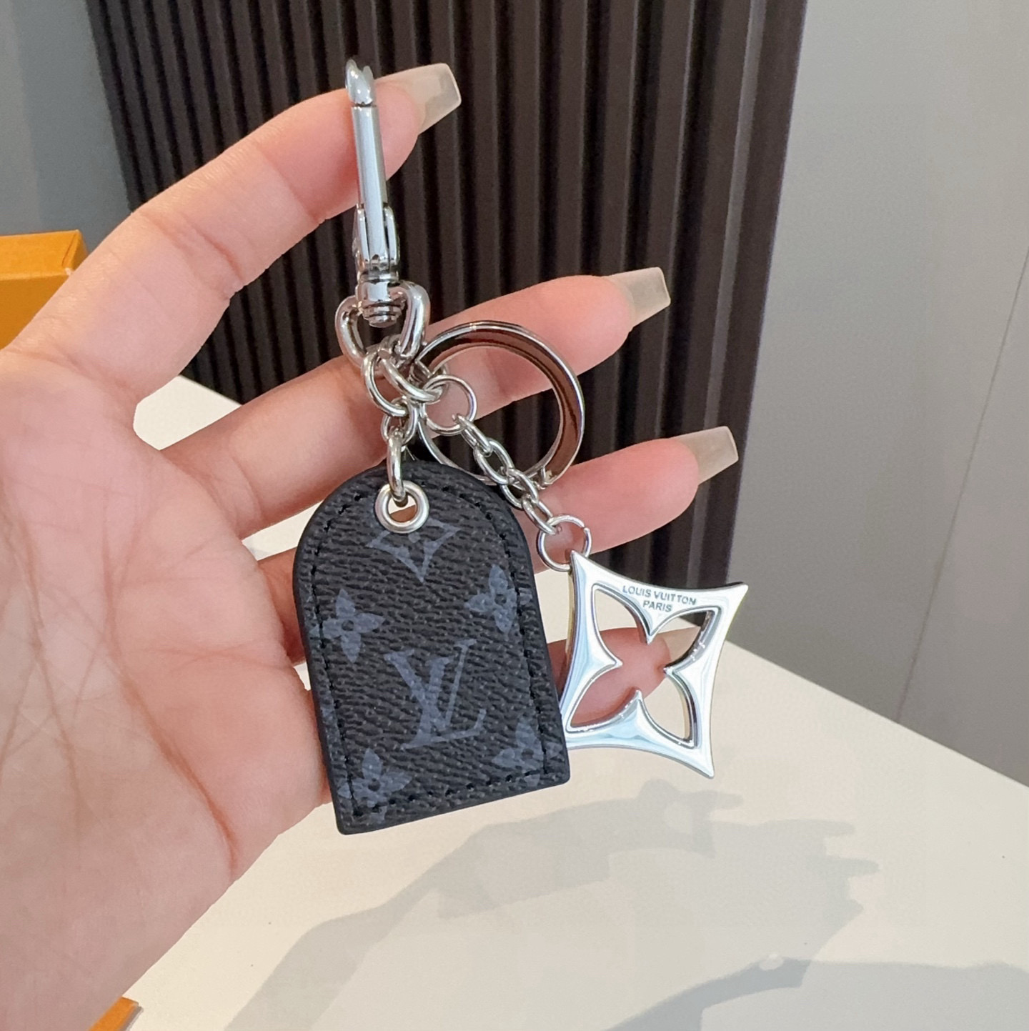 🔥  LV经典老花钥匙扣 包饰与钥匙扣挂件
LV Cherished Tab 钥匙扣结合 Monogra