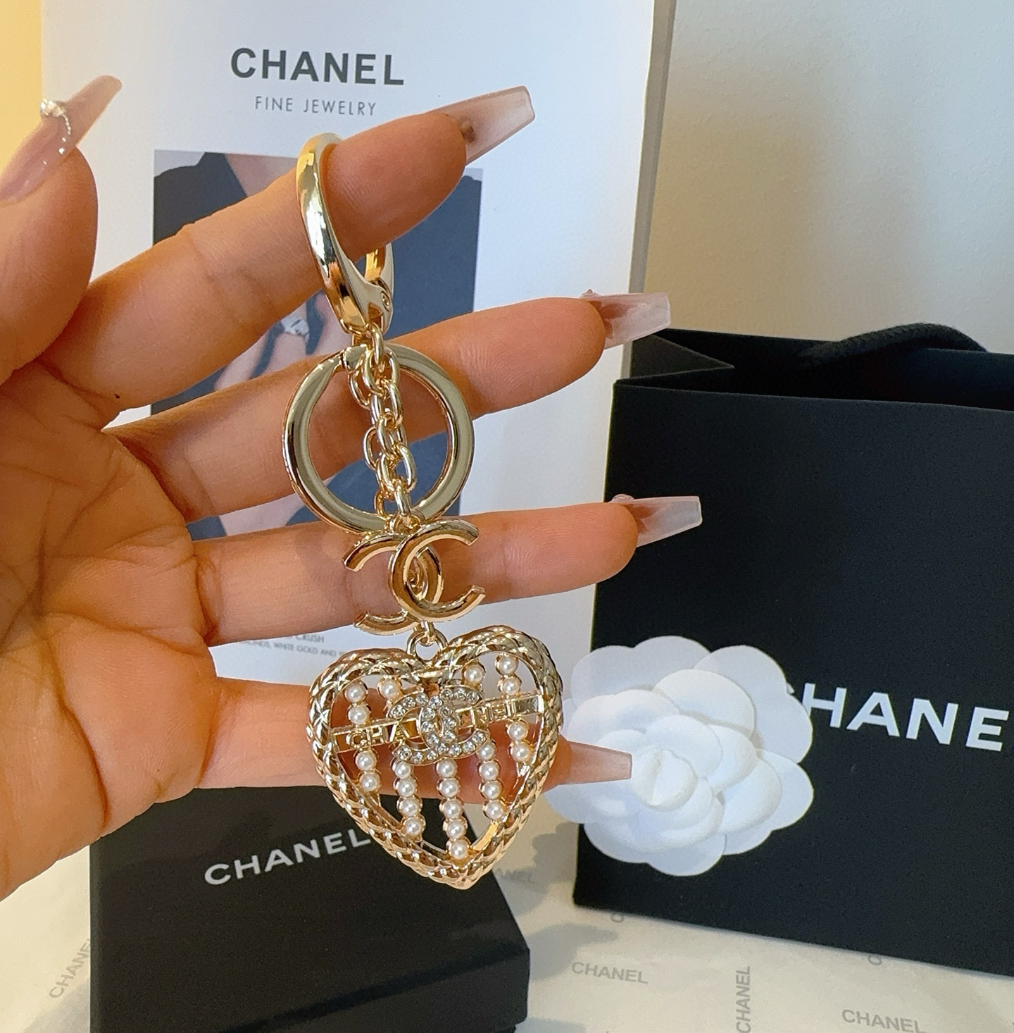  🔥CHANEL香奈儿爱心❤️算盘钥匙扣挂件 ~包包挂饰 车钥匙挂件
精巧算盘珠点缀爱心设计，经典菱格纹