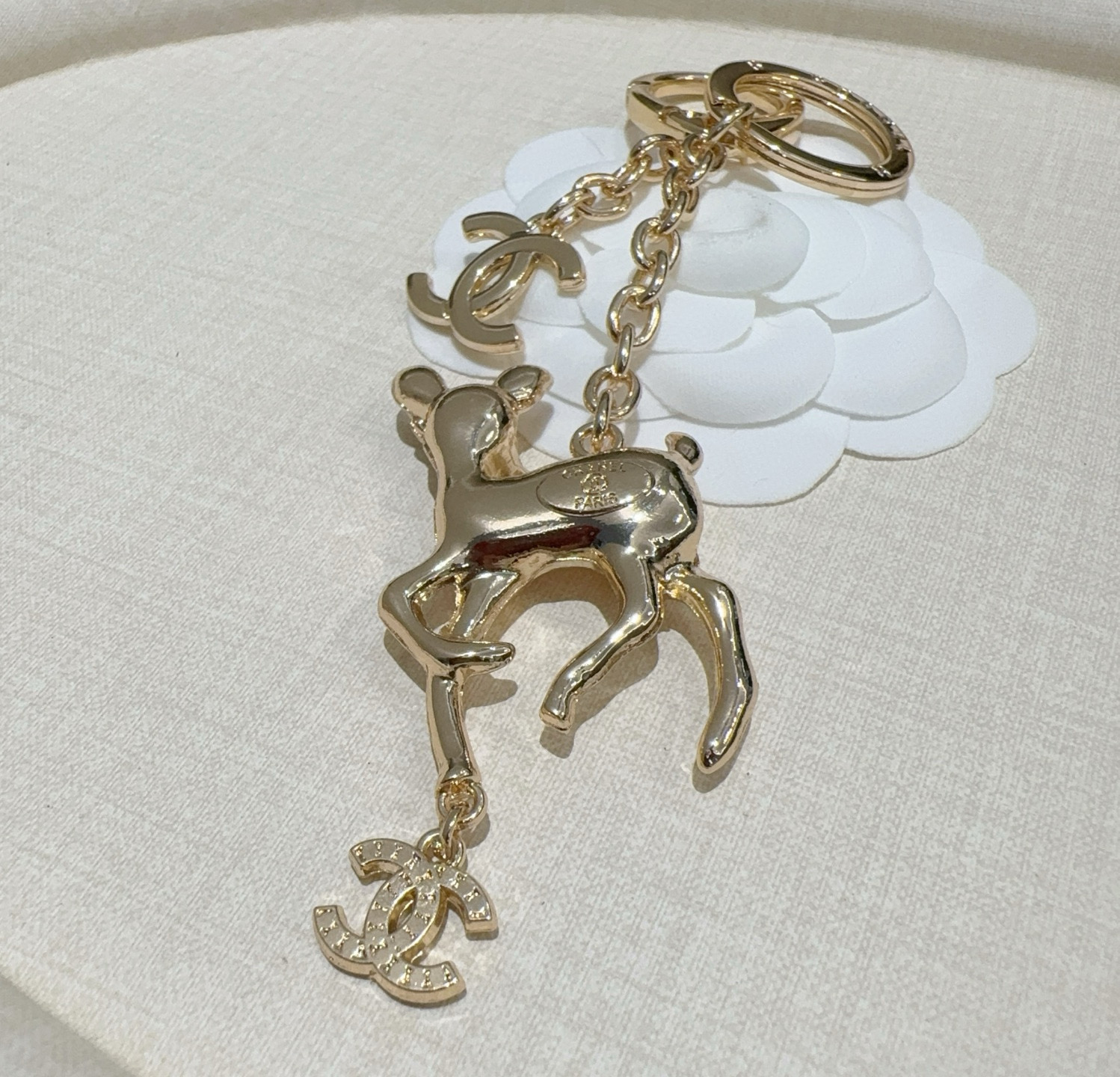  🔥CHANEL香奈儿梅花鹿🦌钥匙扣挂件 ~包包挂饰车钥匙挂件
经典双C标志，奢华与趣味并存。随身挂包/