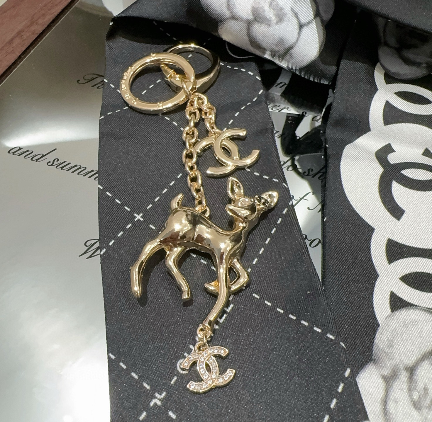  🔥CHANEL香奈儿梅花鹿🦌钥匙扣挂件 ~包包挂饰车钥匙挂件
经典双C标志，奢华与趣味并存。随身挂包/