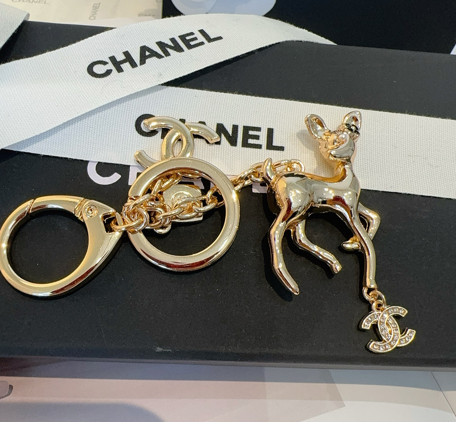  🔥CHANEL香奈儿梅花鹿🦌钥匙扣挂件 ~包包挂饰车钥匙挂件
经典双C标志，奢华与趣味并存。随身挂包/