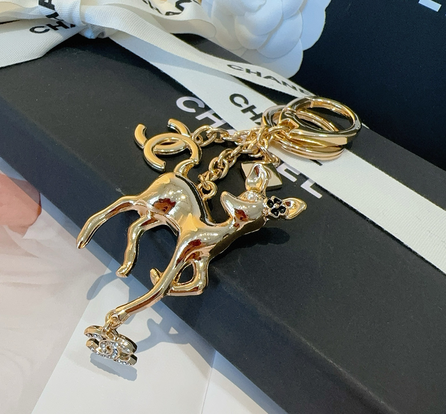  🔥CHANEL香奈儿梅花鹿🦌钥匙扣挂件 ~包包挂饰车钥匙挂件
经典双C标志，奢华与趣味并存。随身挂包/