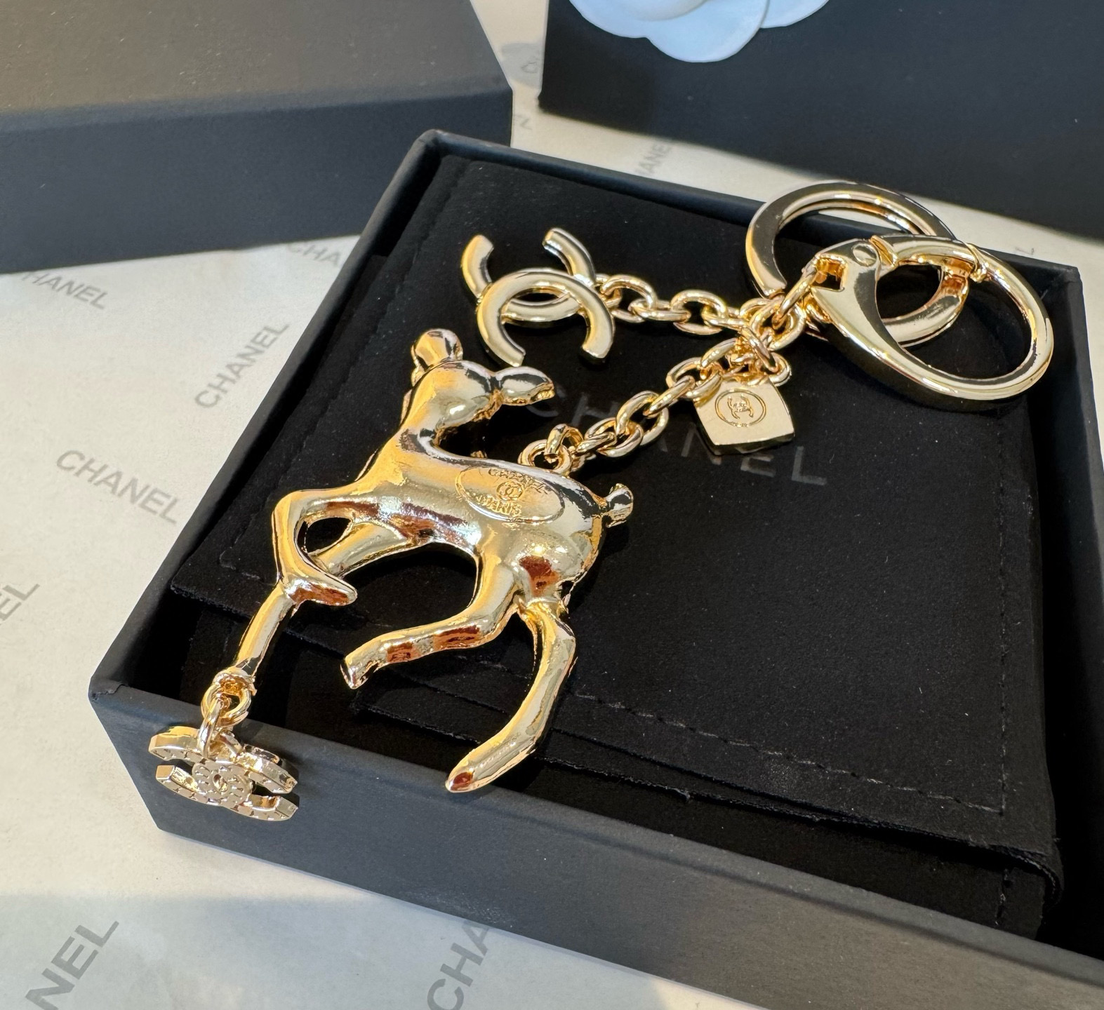  🔥CHANEL香奈儿梅花鹿🦌钥匙扣挂件 ~包包挂饰车钥匙挂件
经典双C标志，奢华与趣味并存。随身挂包/