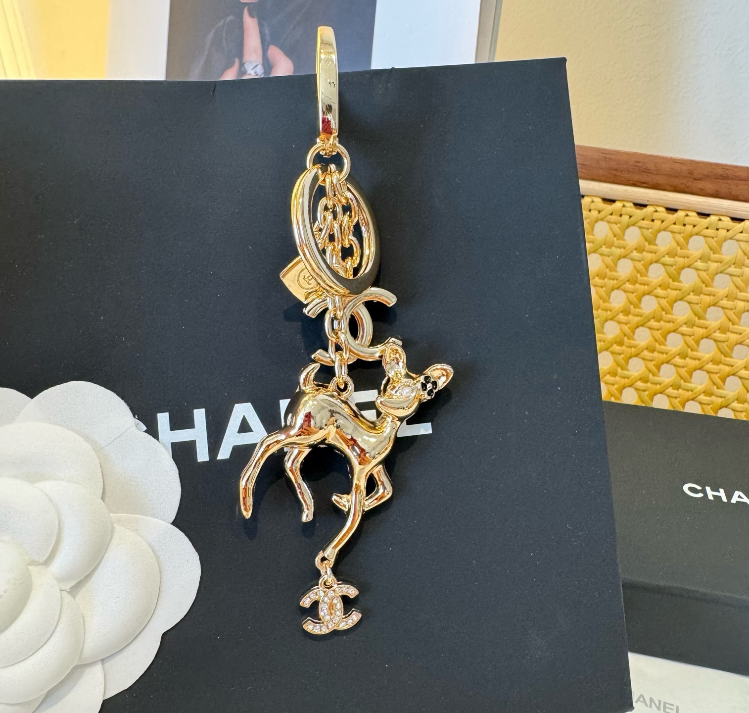  🔥CHANEL香奈儿梅花鹿🦌钥匙扣挂件 ~包包挂饰车钥匙挂件
经典双C标志，奢华与趣味并存。随身挂包/