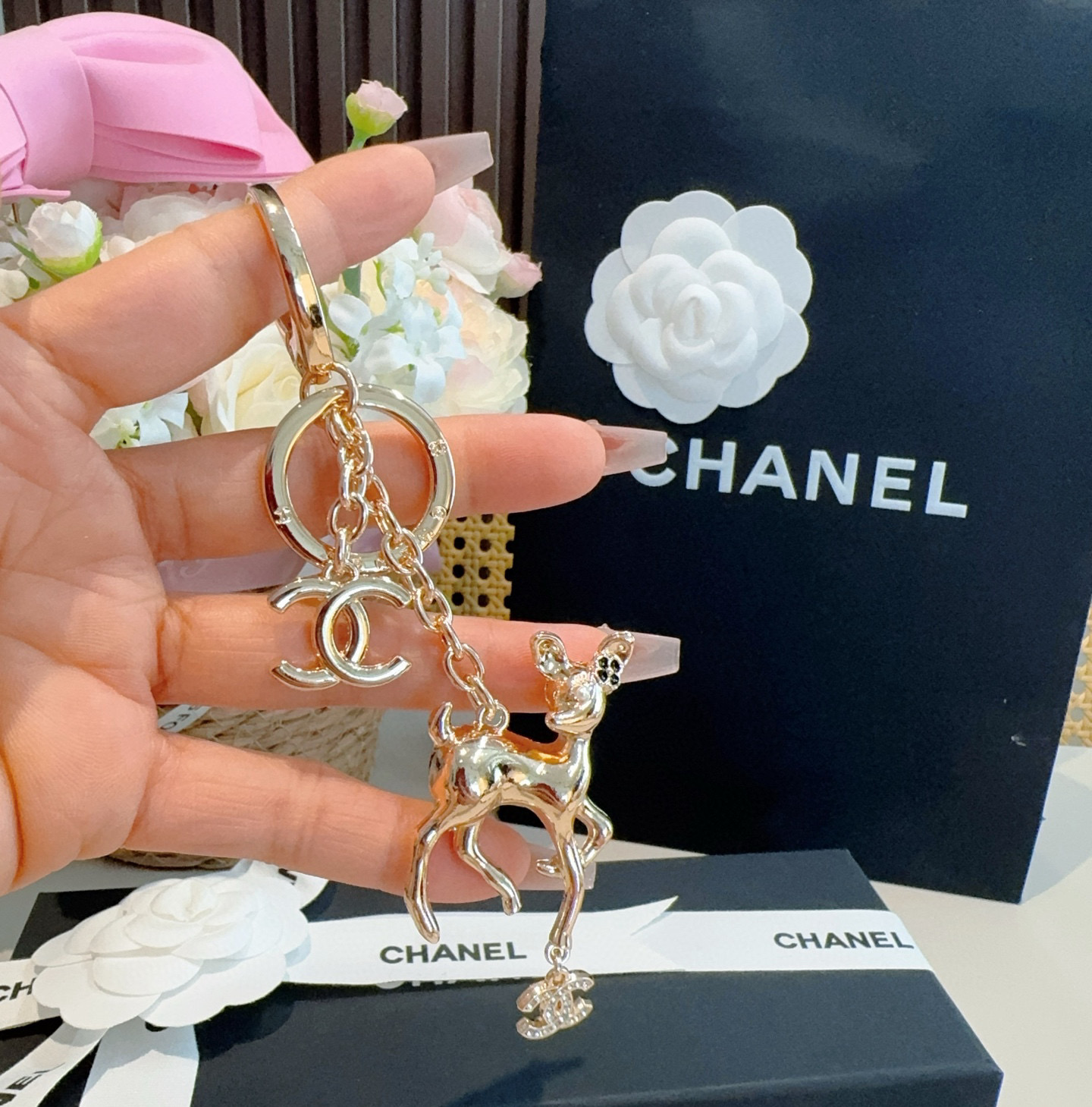  🔥CHANEL香奈儿梅花鹿🦌钥匙扣挂件 ~包包挂饰车钥匙挂件
经典双C标志，奢华与趣味并存。随身挂包/