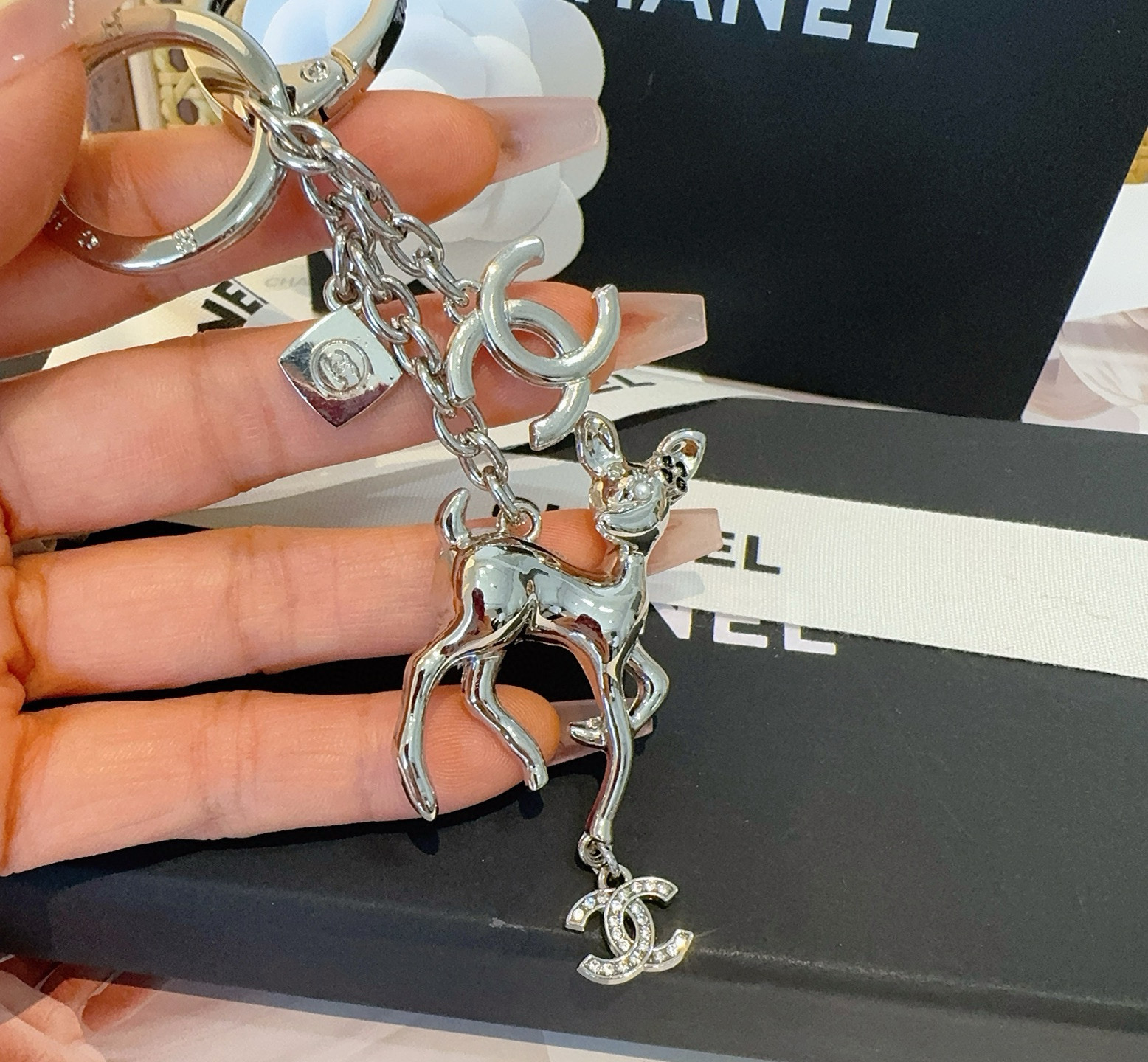  🔥CHANEL香奈儿梅花鹿🦌钥匙扣挂件 ~包包挂饰车钥匙挂件
经典双C标志，奢华与趣味并存。随身挂包/