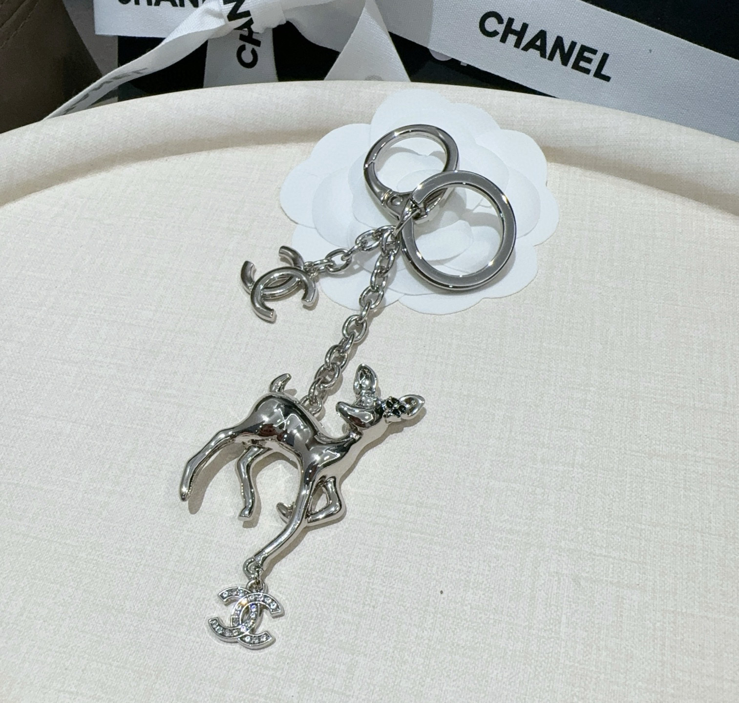  🔥CHANEL香奈儿梅花鹿🦌钥匙扣挂件 ~包包挂饰车钥匙挂件
经典双C标志，奢华与趣味并存。随身挂包/