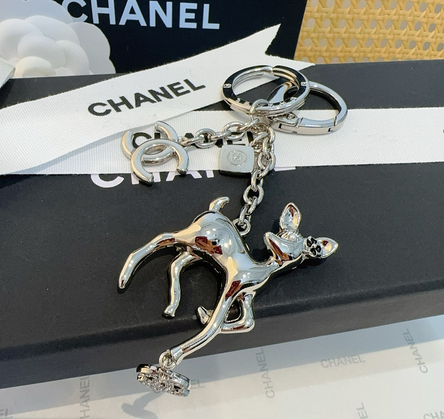  🔥CHANEL香奈儿梅花鹿🦌钥匙扣挂件 ~包包挂饰车钥匙挂件
经典双C标志，奢华与趣味并存。随身挂包/