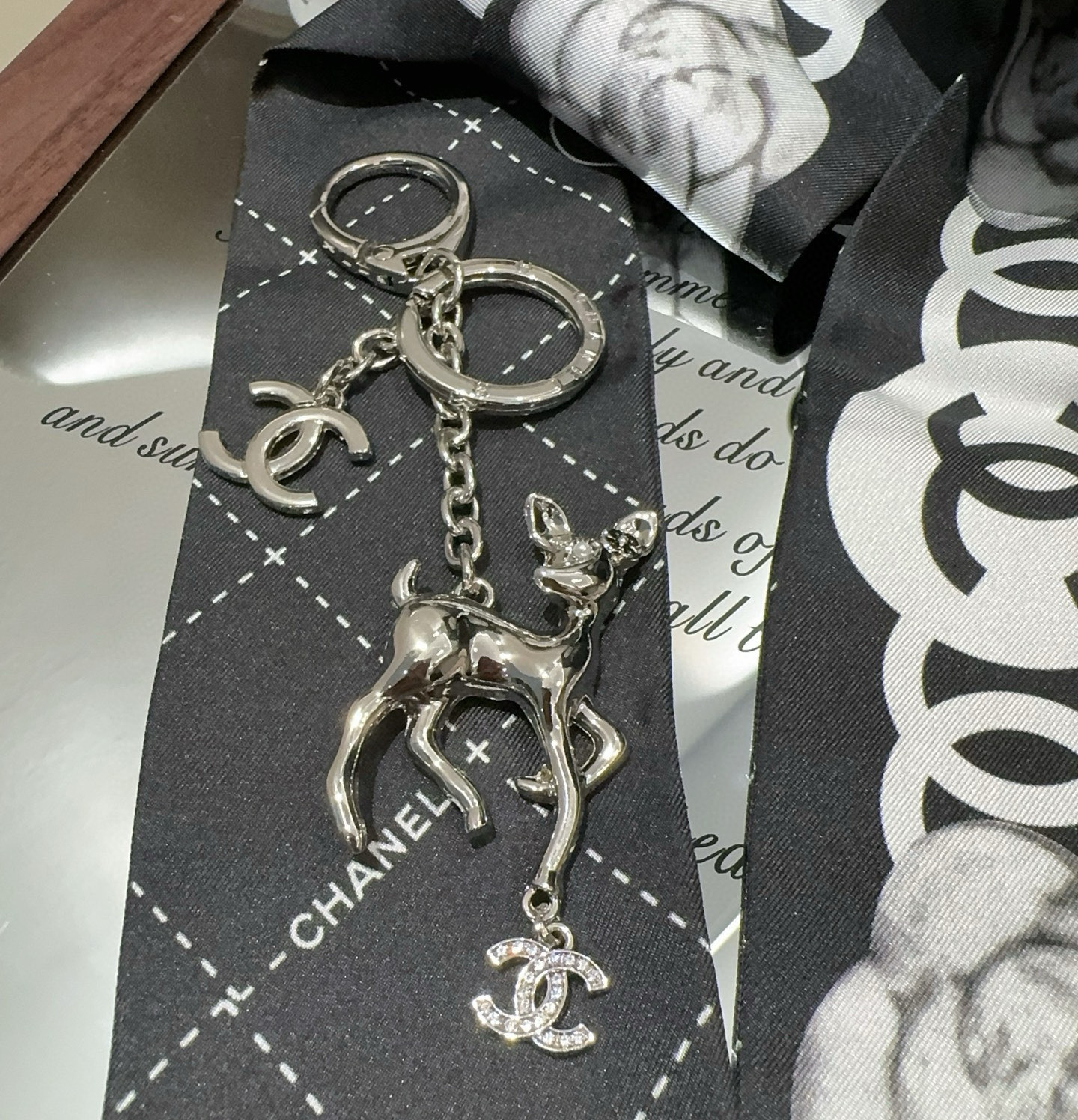  🔥CHANEL香奈儿梅花鹿🦌钥匙扣挂件 ~包包挂饰车钥匙挂件
经典双C标志，奢华与趣味并存。随身挂包/