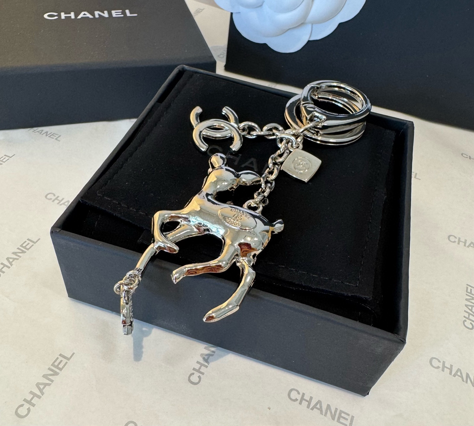  🔥CHANEL香奈儿梅花鹿🦌钥匙扣挂件 ~包包挂饰车钥匙挂件
经典双C标志，奢华与趣味并存。随身挂包/