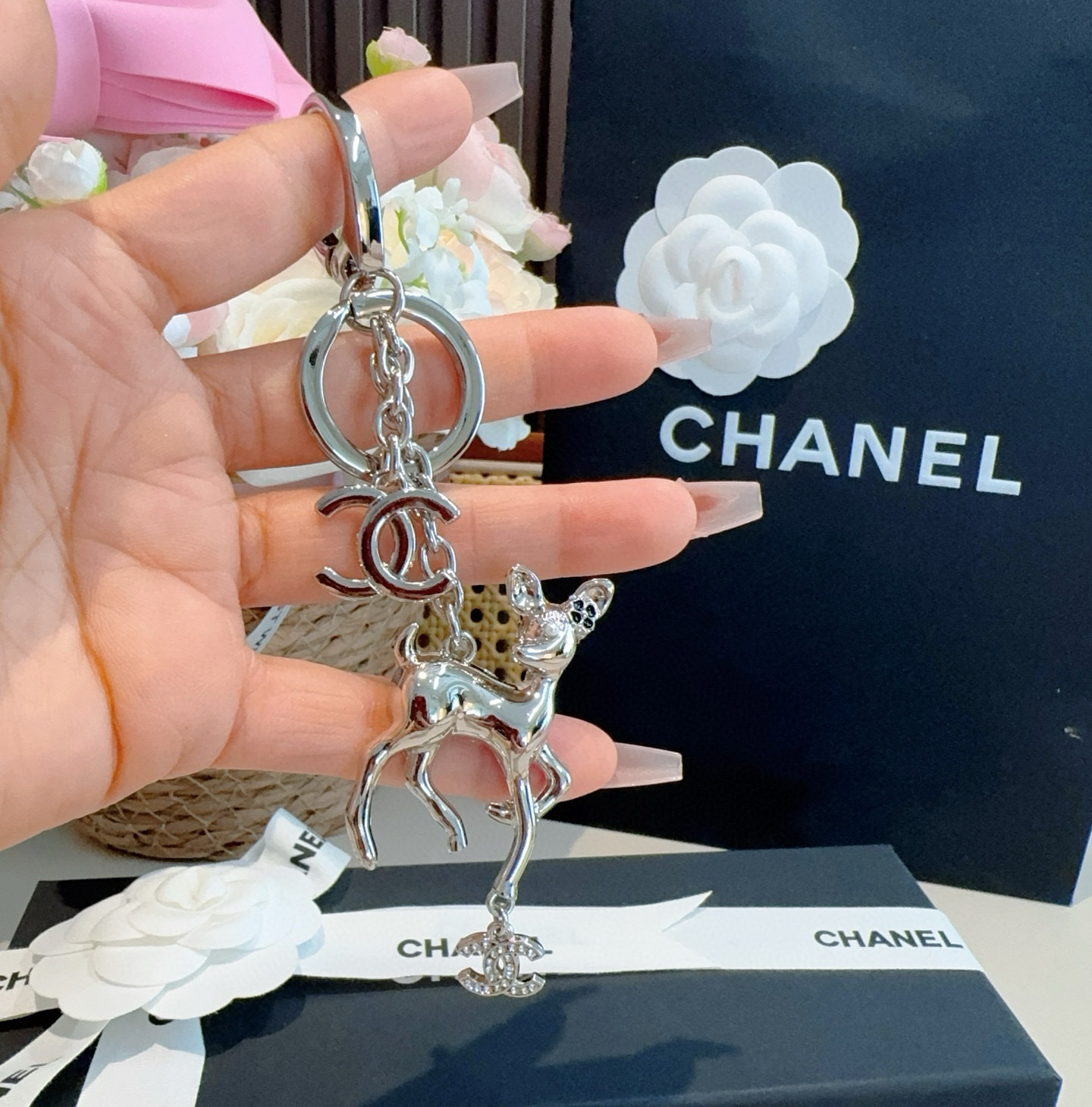  🔥CHANEL香奈儿梅花鹿🦌钥匙扣挂件 ~包包挂饰车钥匙挂件
经典双C标志，奢华与趣味并存。随身挂包/