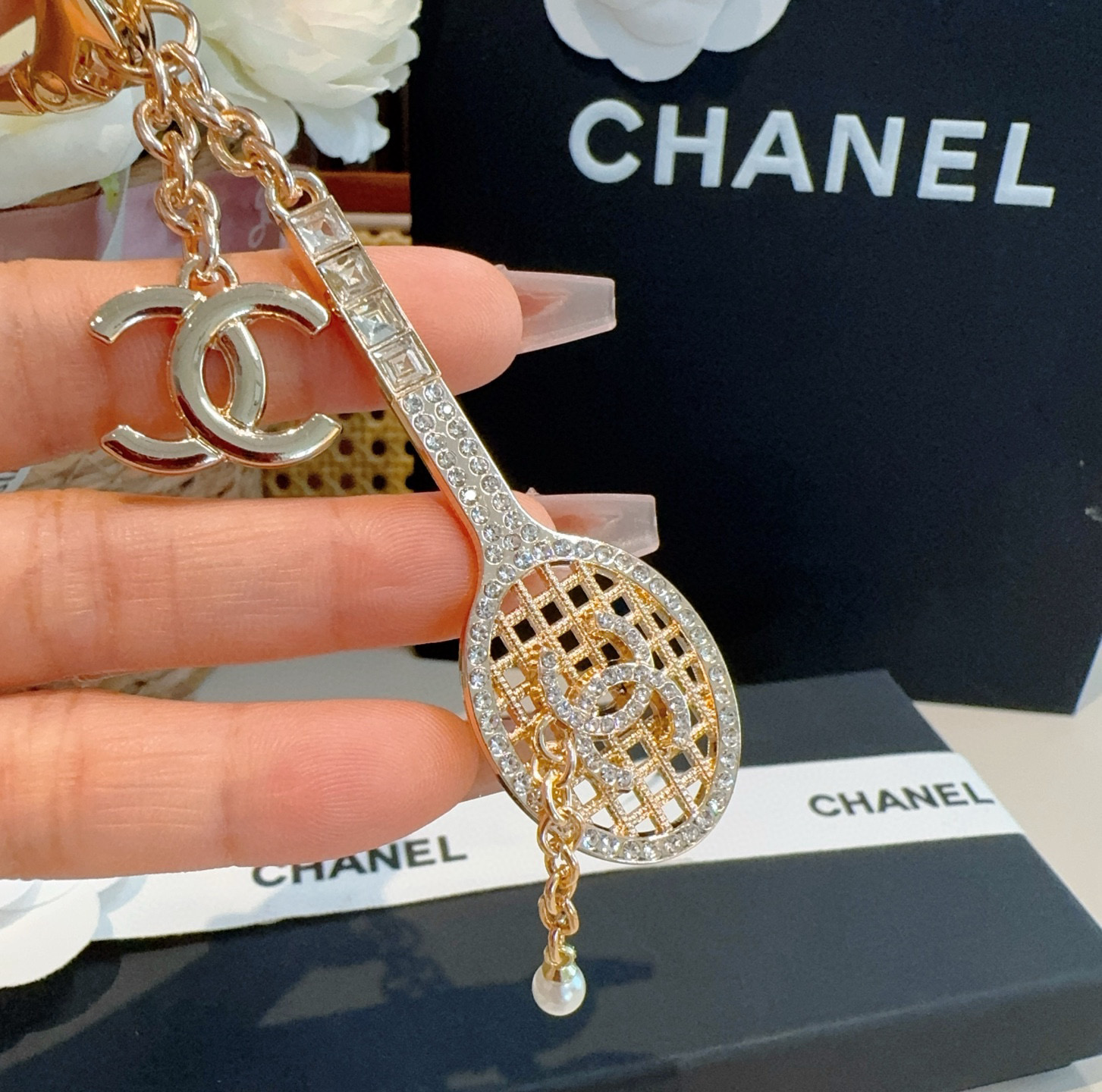 🔥CHANEL香奈儿网球拍钥匙扣挂件 ~包包挂饰车钥匙挂件
经典菱格纹搭配双C标志，奢华与趣味并存。随