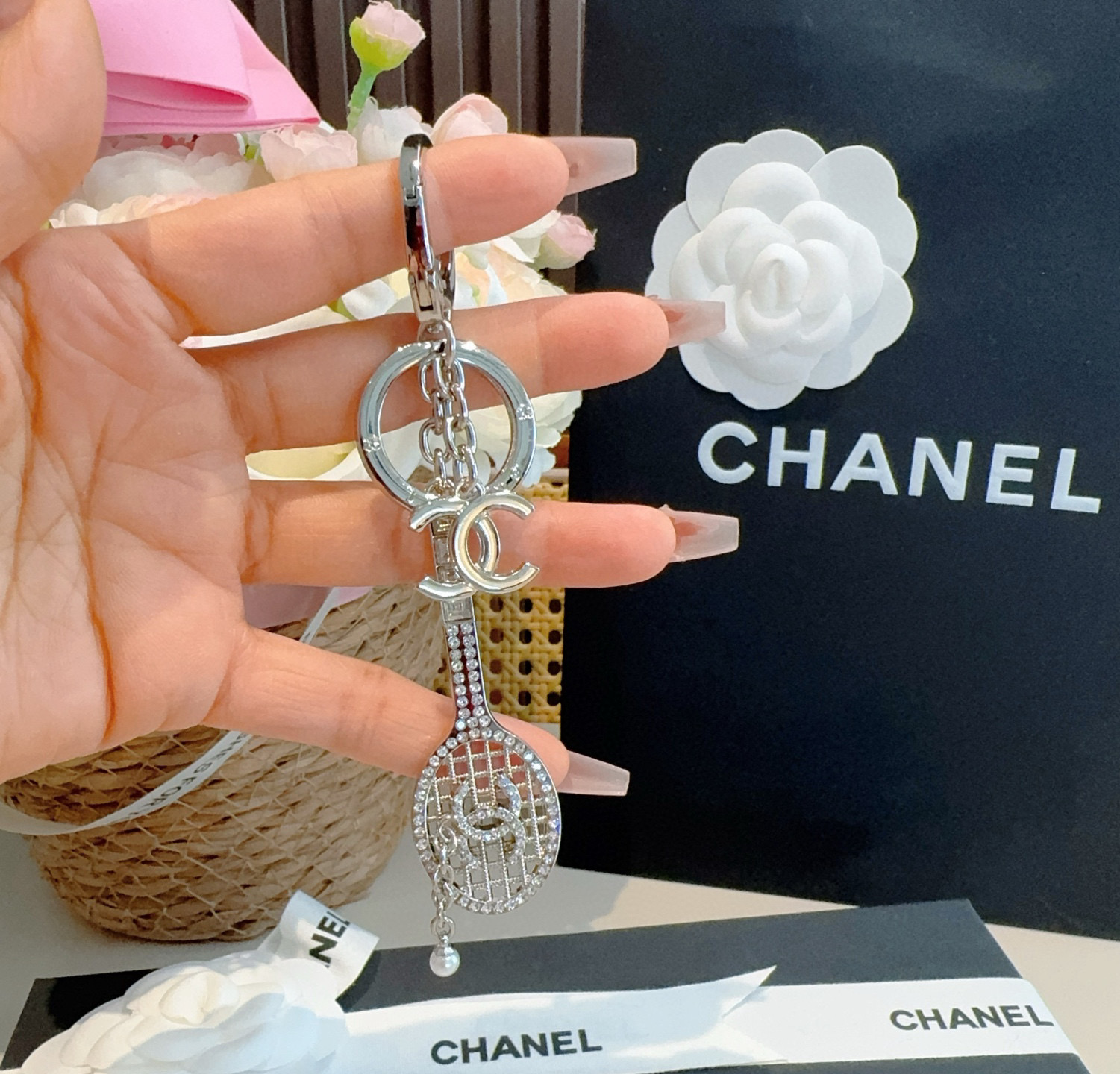  🔥CHANEL香奈儿网球拍钥匙扣挂件 ~包包挂饰车钥匙挂件
经典菱格纹搭配双C标志，奢华与趣味并存。随