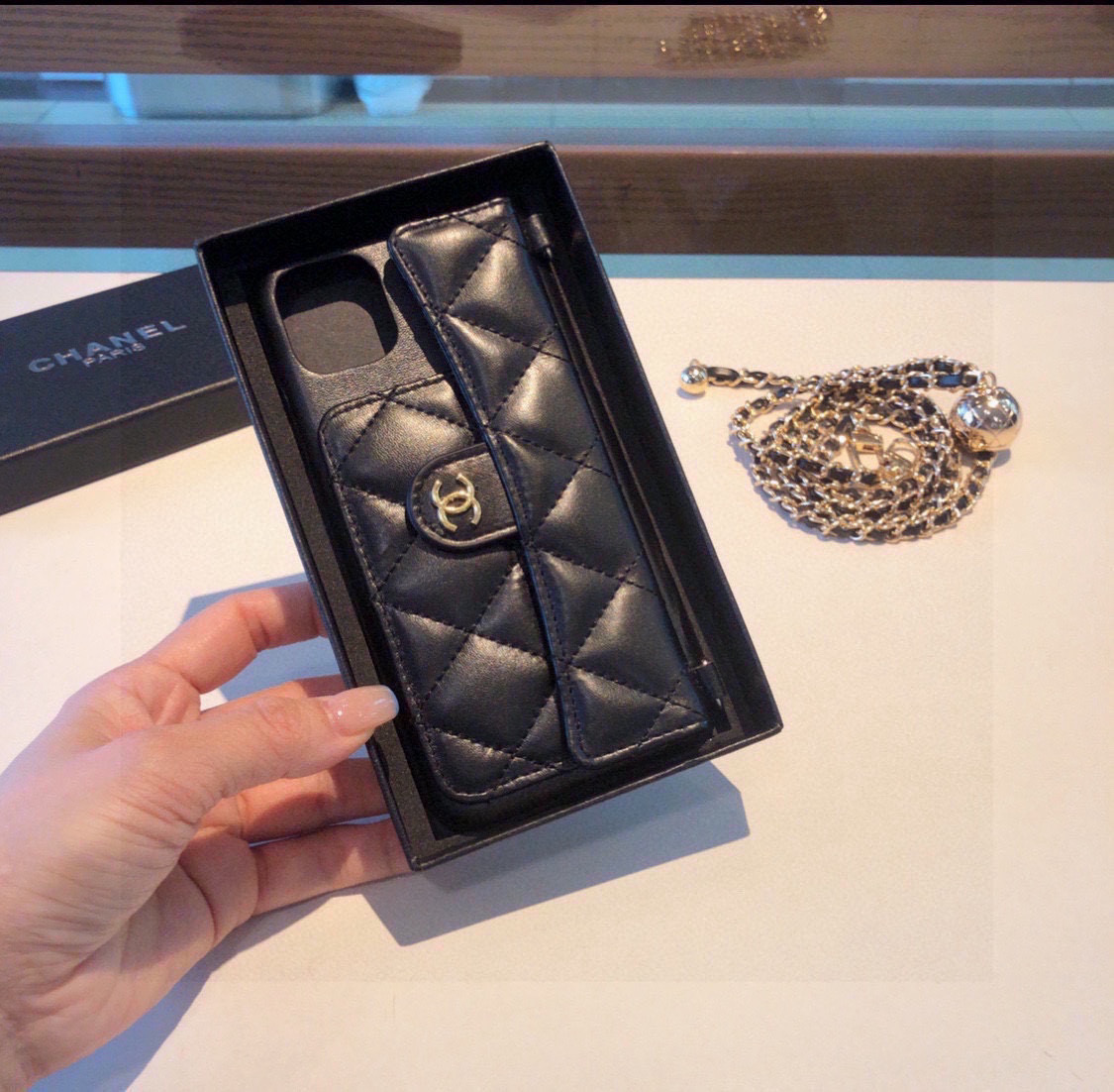 💃CHANEL💠香奈儿火爆时尚圈的手机壳
专柜同款⛓链条小金球可调节链条长度iPhone16系列更新
