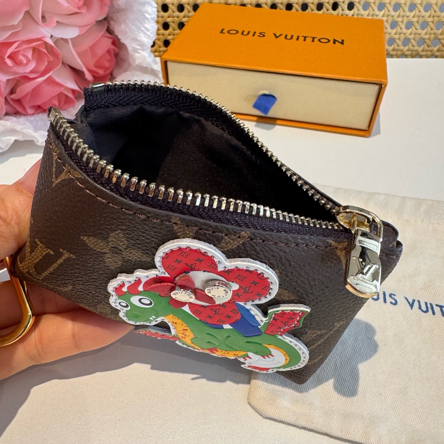  🔥独家新品LV卡通老花零钱包包，经典老花钥匙扣耳机包，包包挂饰，零钱包  超纤材质 五金为进口钢 原版