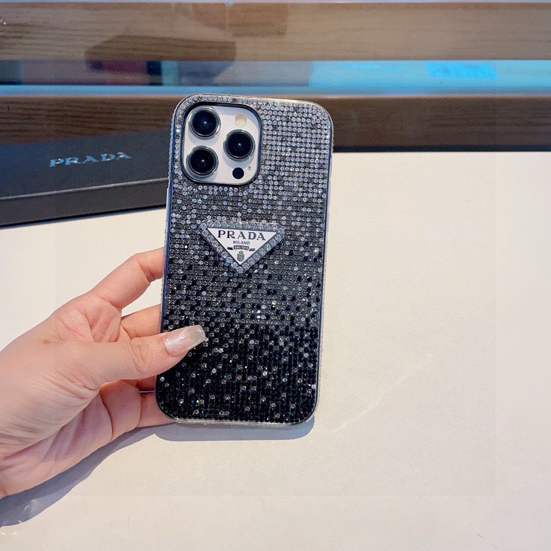 ❄️iPhone16系列更新💠 普拉达·PRADA官网同款闪钻全包手机壳，精准孔位  bingbing
