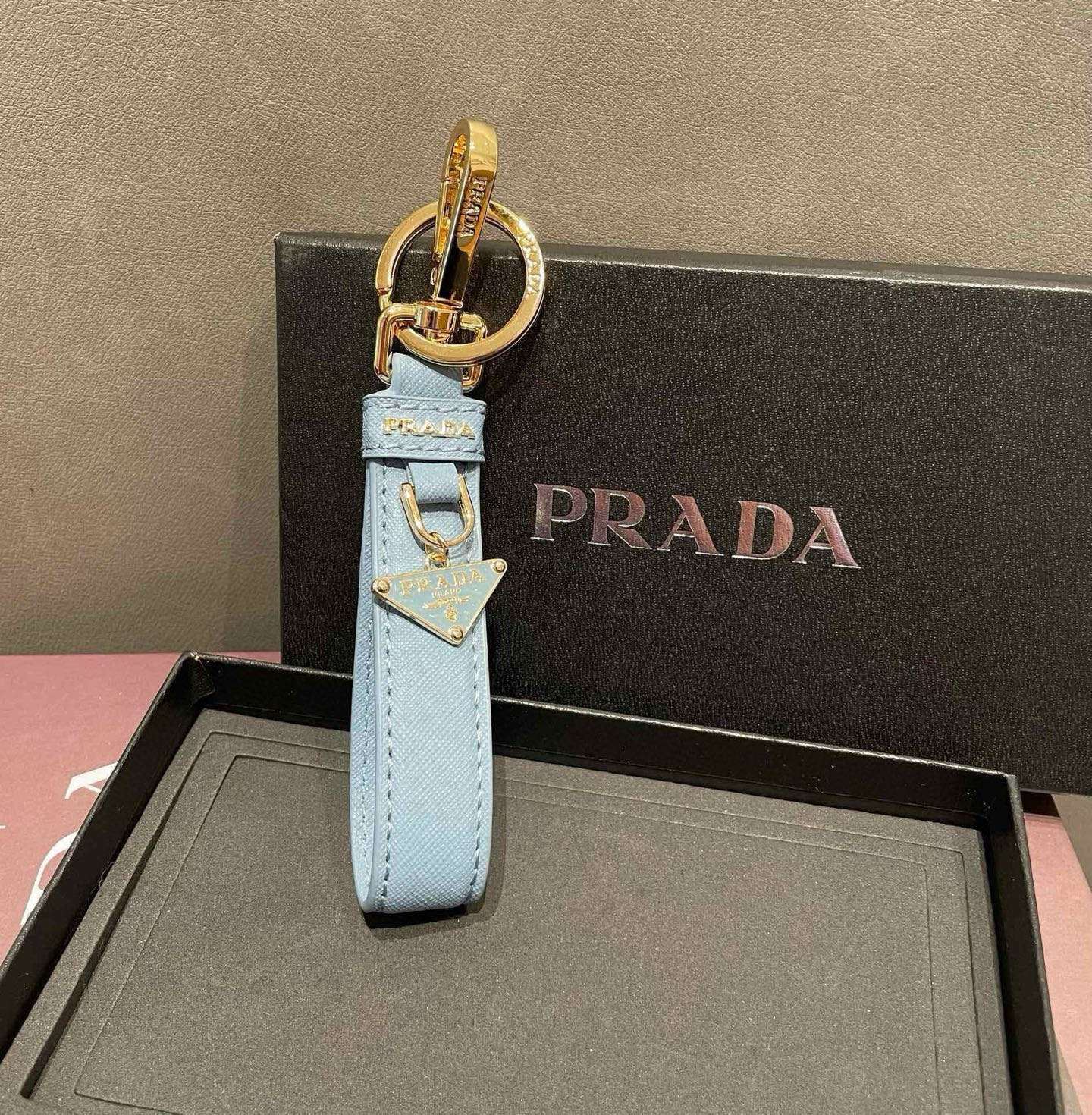 🔥普拉达 Prada 钥匙扣官网款，三角牌吊坠皮圈钥匙扣，车钥匙挂件包包配饰，顶级进口Pu材质➕抛光钢配