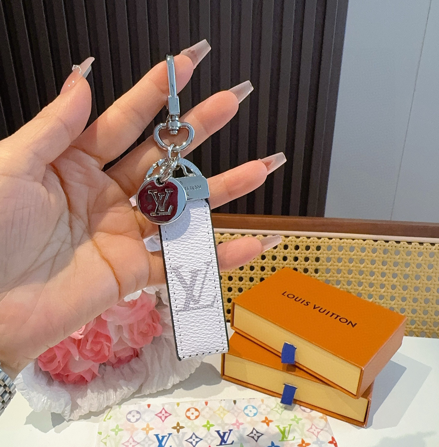    LV钥匙扣 车钥匙扣 挂件 借鉴旅行袋中的钥匙扣设计，可满足各种时尚品味的实用配饰。新版Monog
