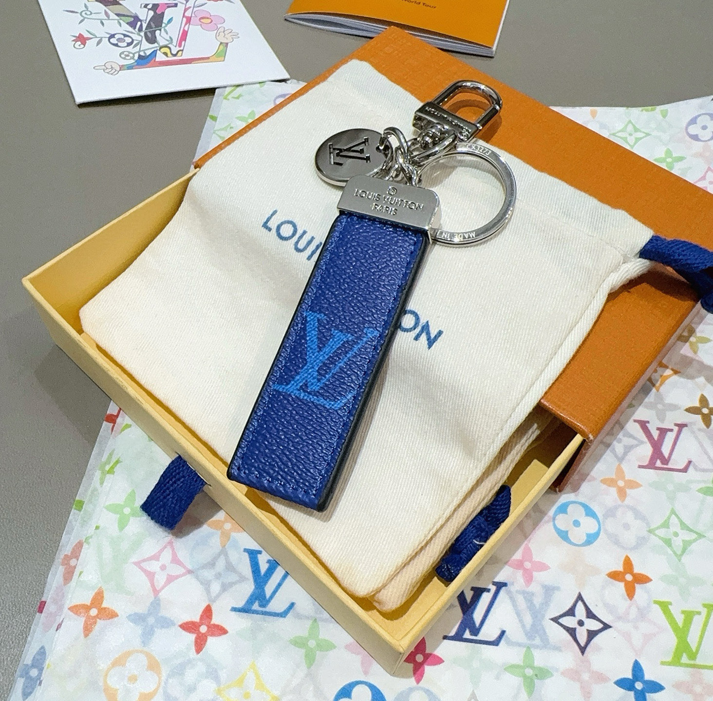    LV钥匙扣 车钥匙扣 挂件 借鉴旅行袋中的钥匙扣设计，可满足各种时尚品味的实用配饰。新版Monog