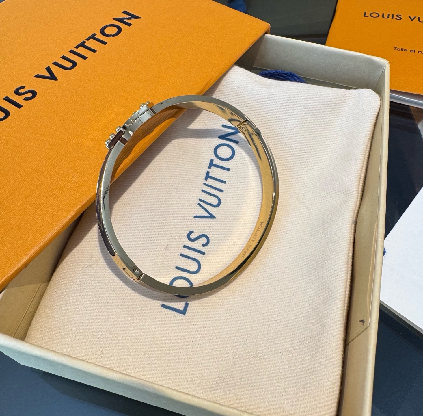  🔥LOUIS VUITTON官网热款MONOGRAM LV手镯 
LV老花贴皮手环 顶级太钢材质 真空