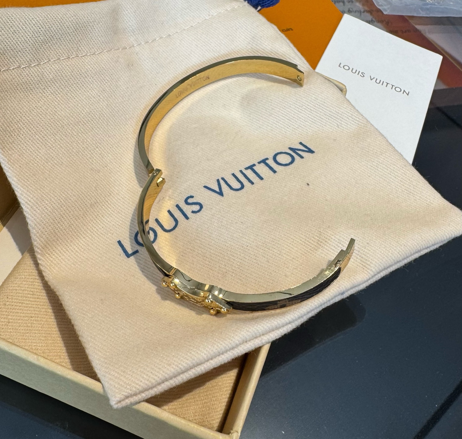  🔥LOUIS VUITTON官网热款MONOGRAM LV手镯 
LV老花贴皮手环 顶级太钢材质 真空
