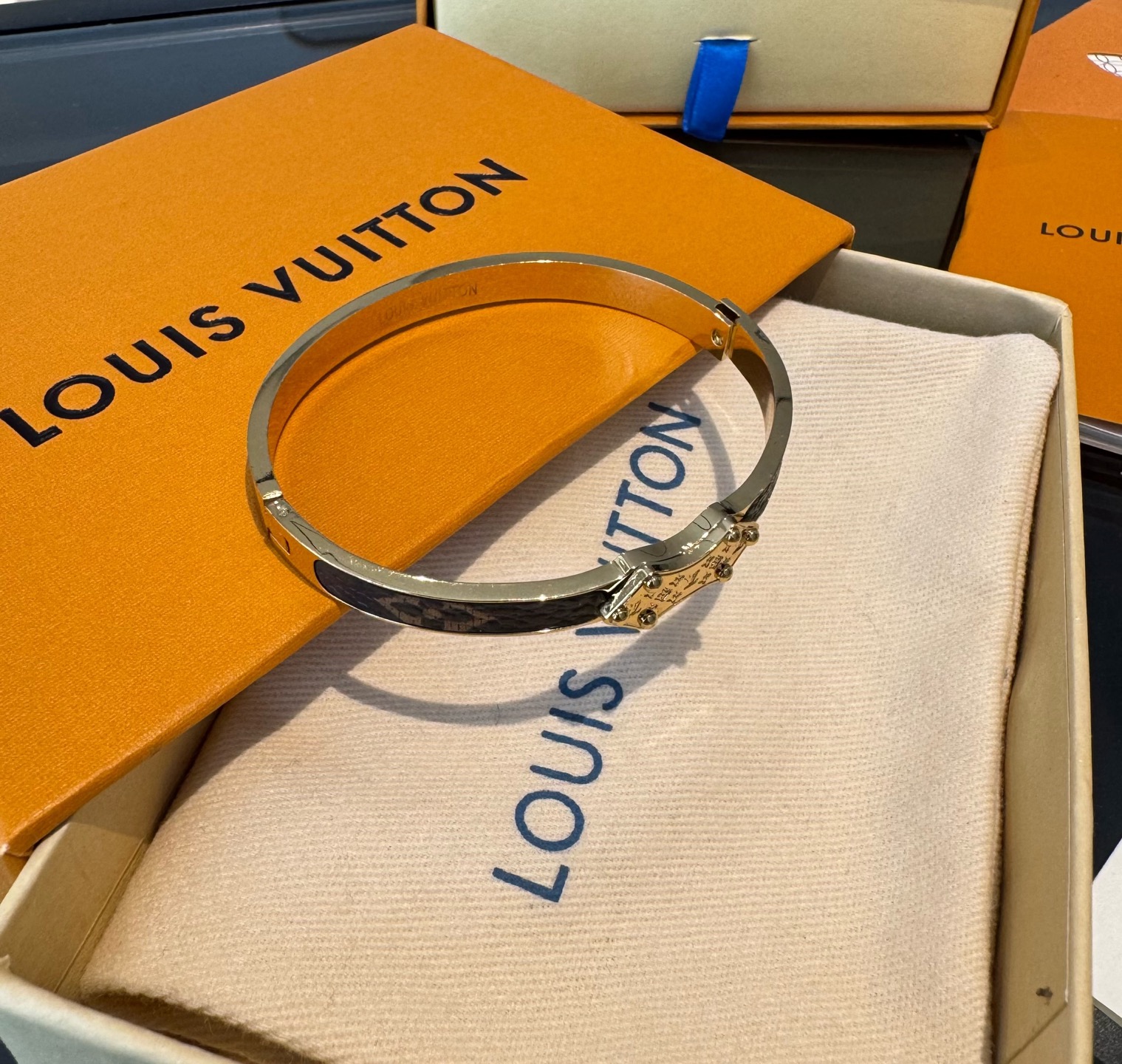  🔥LOUIS VUITTON官网热款MONOGRAM LV手镯 
LV老花贴皮手环 顶级太钢材质 真空