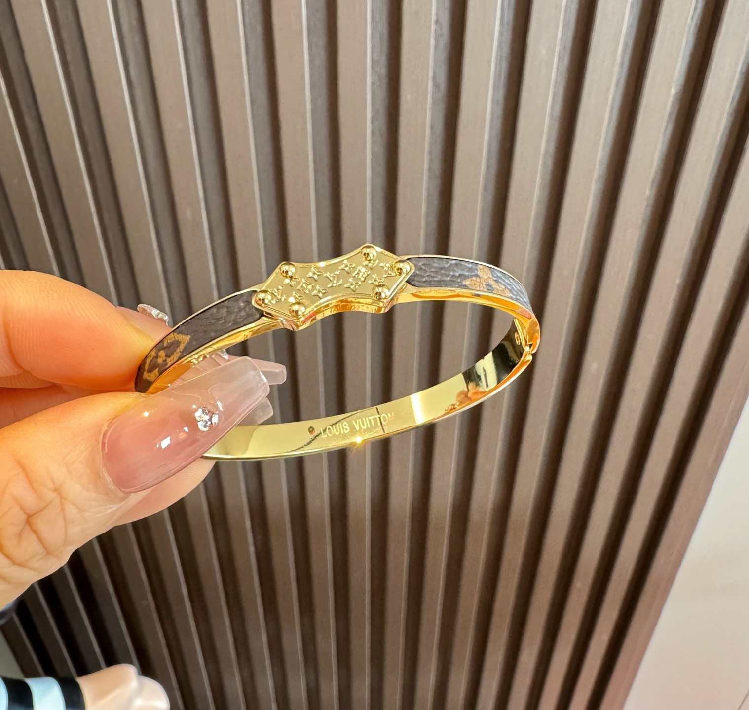  🔥LOUIS VUITTON官网热款MONOGRAM LV手镯 
LV老花贴皮手环 顶级太钢材质 真空