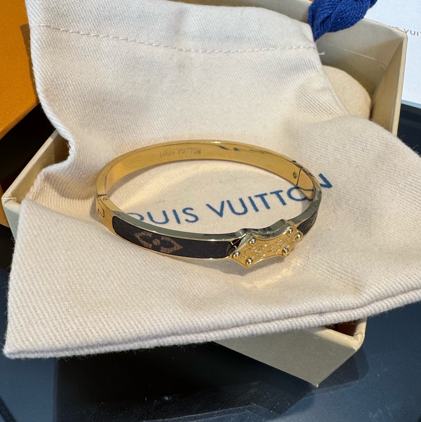  🔥LOUIS VUITTON官网热款MONOGRAM LV手镯 
LV老花贴皮手环 顶级太钢材质 真空